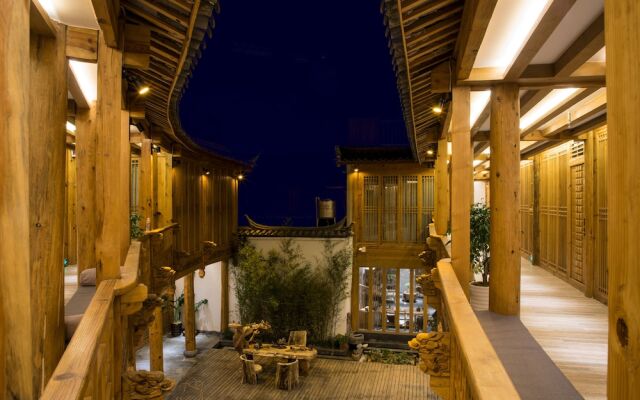Cloud by the River Inn Lijiang