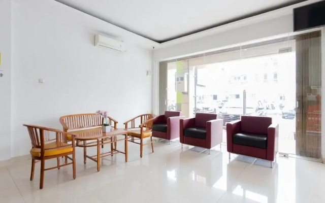 RedDoorz Plus near Living Plaza Jababeka