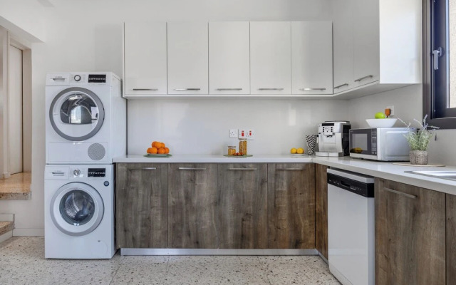 Trygoni Court - Elegant Downtown 3-bdr Apartment