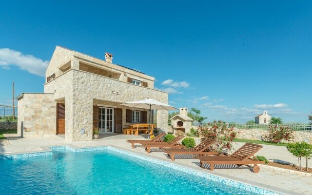 Beautiful Villa in Privlaka With Heated Swimming Pool