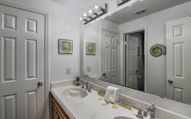 Bayfront Fishing Pier: Galveston Island Home!
