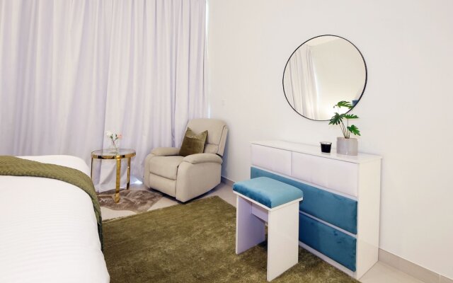 Luxury StayCation - Spacious Apartment Amidst Lush Green Parks