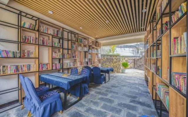 Future Homestay （Xingyi Wanfenglin Store）