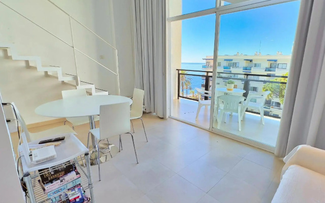 Skol 302 Super One-bedroom Duplex with Sea Views