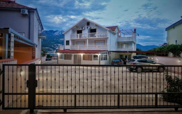 Apartments Maxi Katić