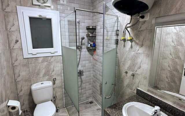2 Bed Flat - Sleeps 6 - Pool - Parking - Wifi
