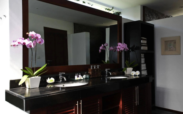 The Sanctus Villa