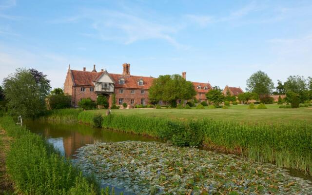 Lavish Tudor Hall Gardens - Sleeps 14