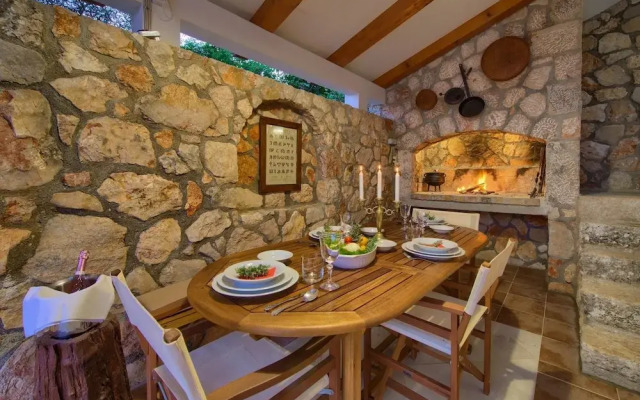 Tranquil Getaway Polje Villa With Pool