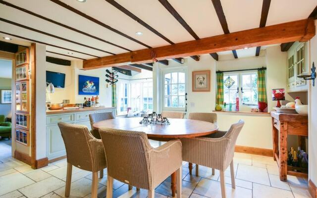 Lovely 4-bed House in Village of Sandhurst