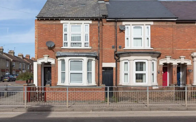 4 bedroom house, Roff Avenue, by Claire Walton Property (Bedford)