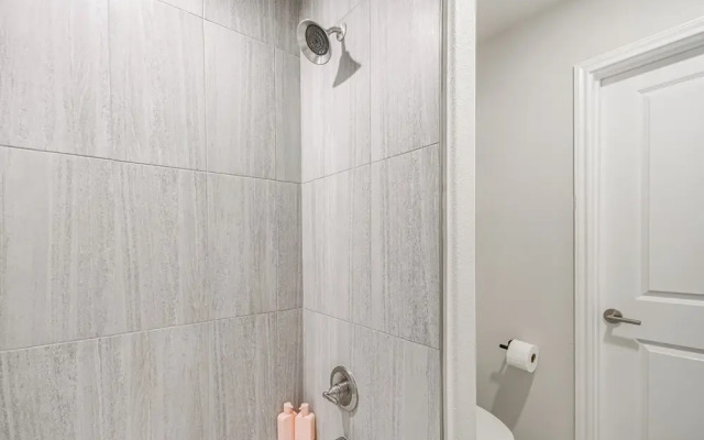 Pets Welcome: Newly Built Abode in Canyon!
