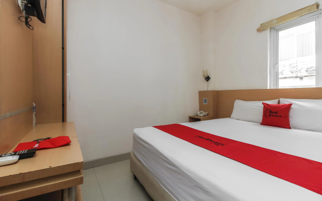 RedDoorz Plus near Galaxy Bekasi