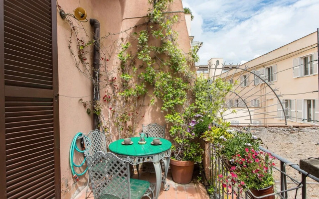 Rental in Rome Arco della Ciambella Penthouse