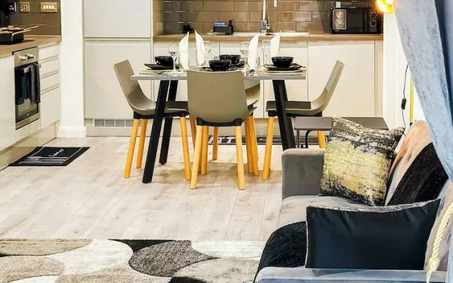 Spacious City Centre Apartment for Up to 5