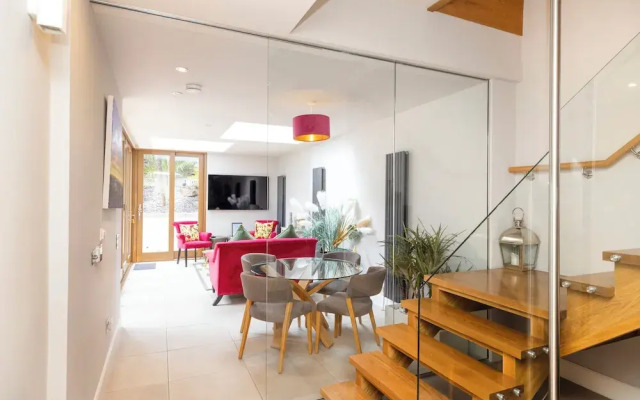 JOIVY Ultra Luxe 3BR home near Princes St