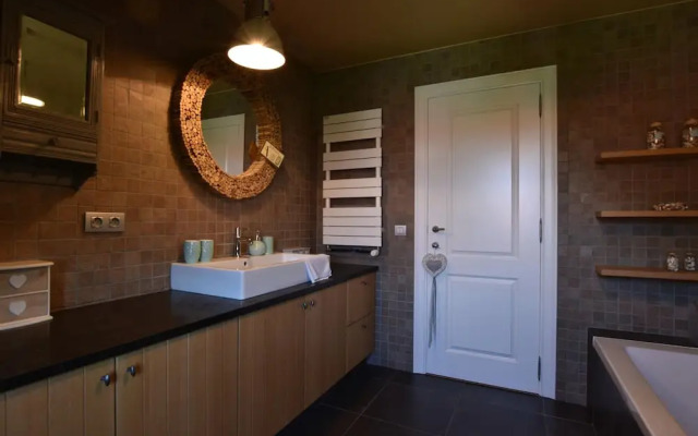Tasteful Mansion in Lichtervelde with Hot Tub