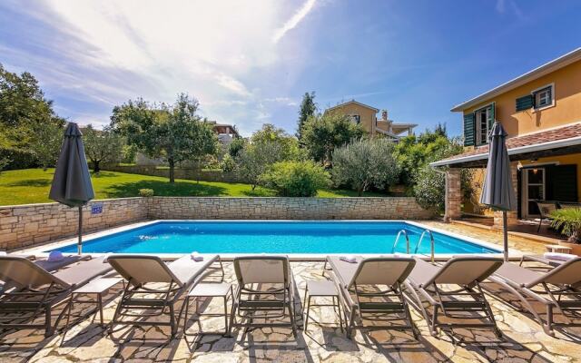 Comfortable Villa Next To a Forest with Private Pool, Porec And Beach at 10 Km