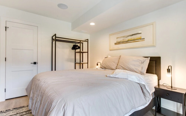 Jefferson Park Apartment: Walk to Empower Field!