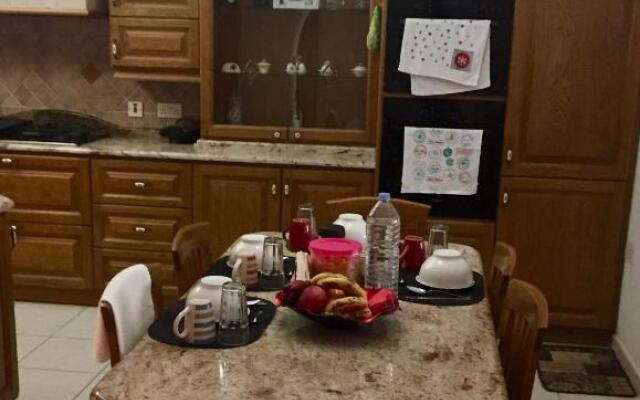 Desert Rose Quiet house 3km away from airport