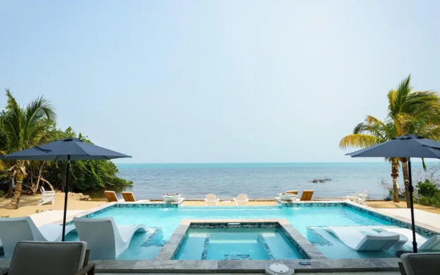 Spacious 4-bed Villa in Placencia Village w Pool