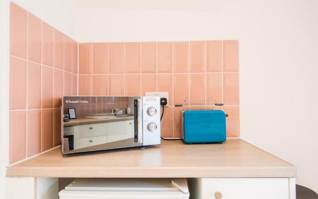 1 bed central Cardiff apartment with free parking