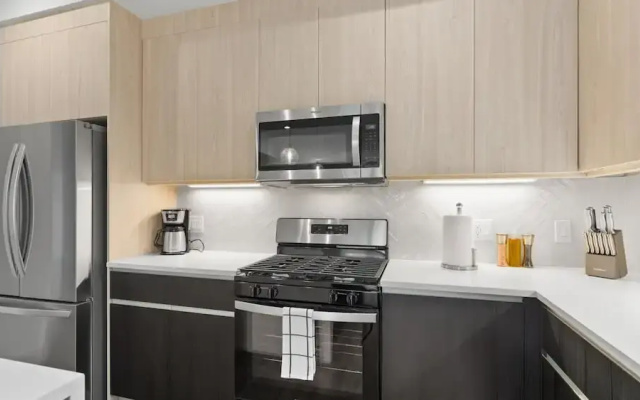 Upstay! New Renos Spacious Apartment Near Soco