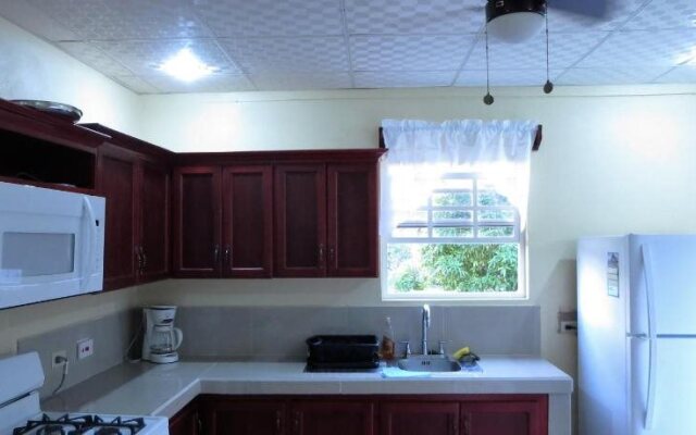 J&G's Tropical Apartments