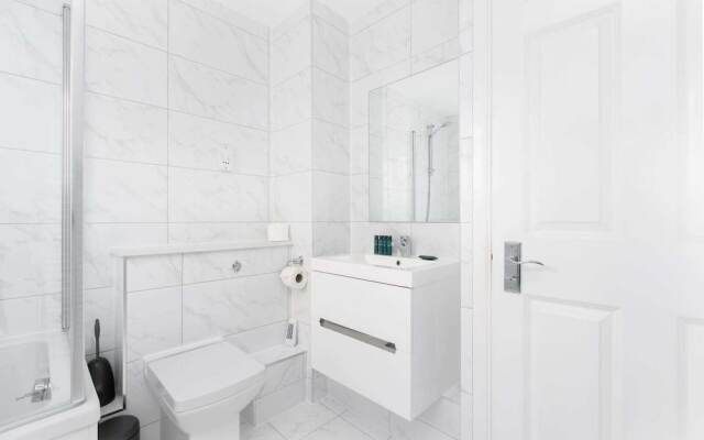 Modern 2 Bed, for up to 4, Excel/city Airport