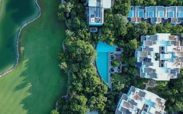 Beautiful Condo With Screened Terrace By The Pool