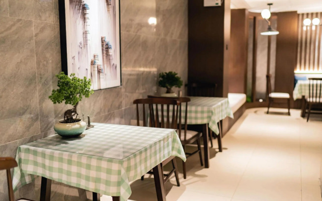 Qiuguo Hotel (Guangzhou Talujiang Metro Station)