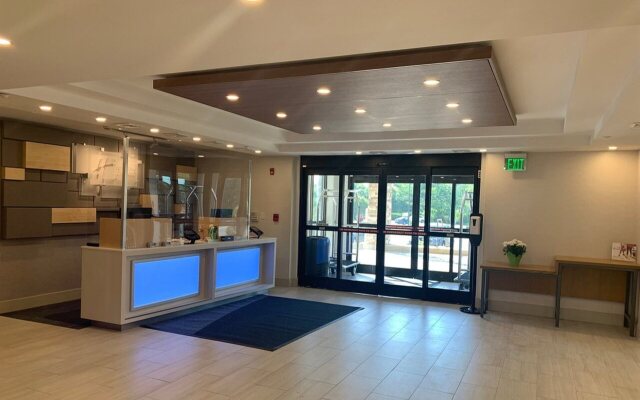 Comfort Inn & Suites Fall River