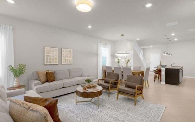 7 Bedroomss/ Windsor Cay Home