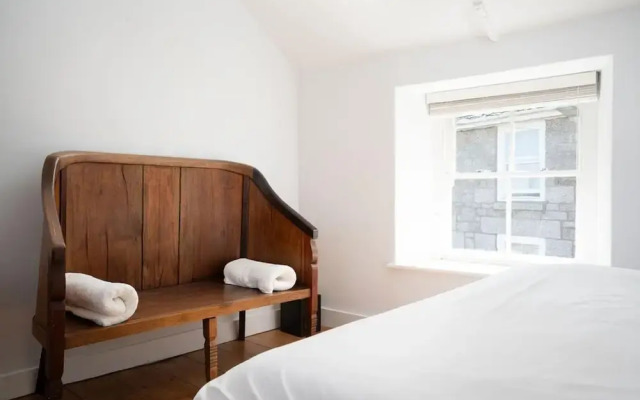 Seaview-2br-sleeps5-cottage-fastwifi-woodburner