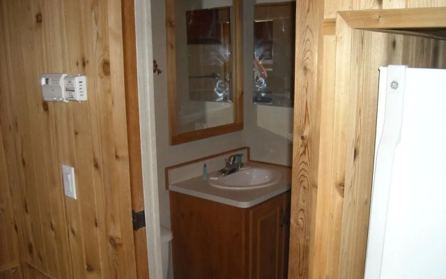 Yosemite Lakes River Yurt 22