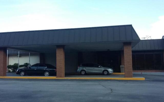 HomeTowne Studios by Red Roof Athens, TN