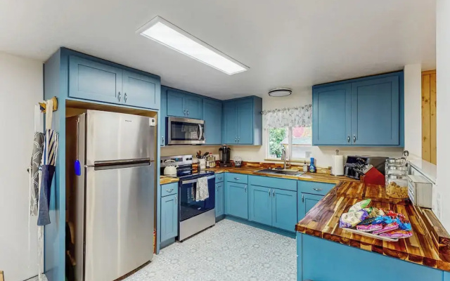 1 Mi to Campus! Family Home w/ Game Room in Eugene