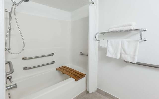 Super 8 by Wyndham Ionia MI