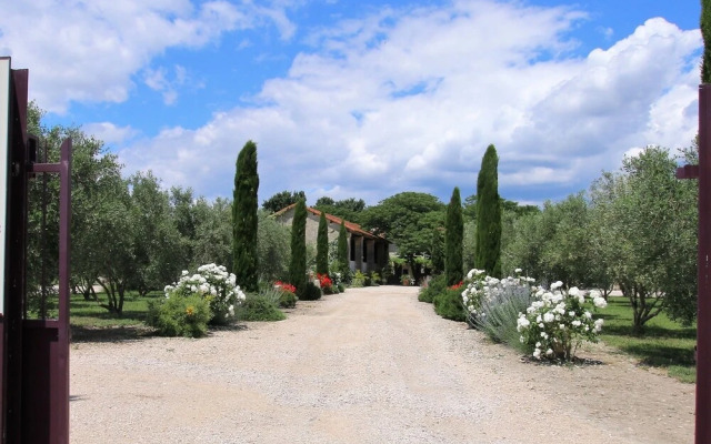 Bright Studio in Tarascon, Provence, With Pool Access, Furnished Garde