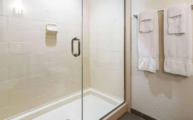 Comfort Suites Wooster near University Campus