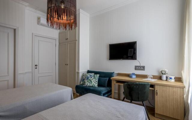 Evala luxury rooms with pool and garden