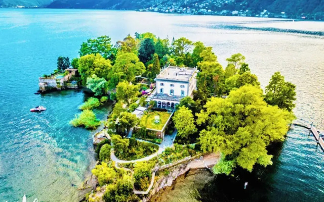 Spectacular Penthouse With Lake Views in Central Brissago