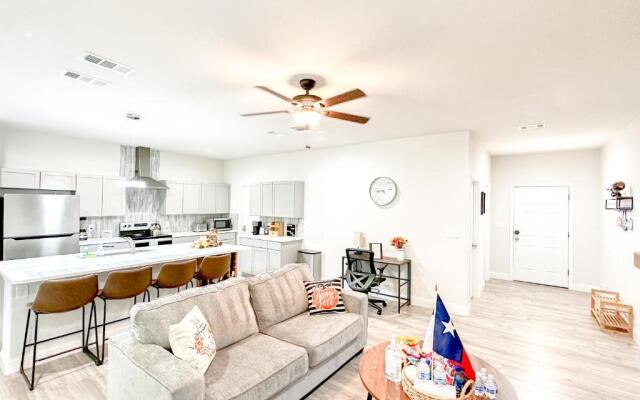 LakeDallasPoolHouse GREAT memories, near LAKE!