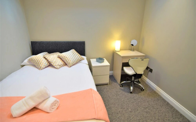 Modern two Bedroom Next TO Brighton Station