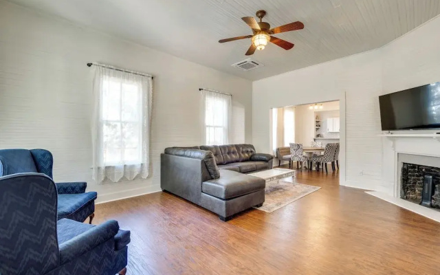 Charming 100-year-old Home < 1 Mi to Downtown