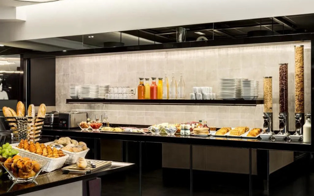 AC Porte Maillot Hotel