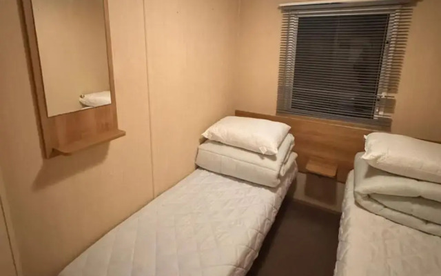 2 Bed Caravan - Sleeps 6 - Pet Friendly, Parking