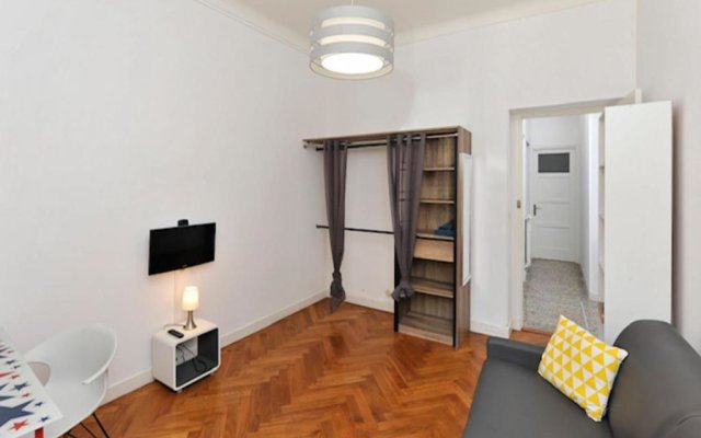 Large flat 10 minutes from the BEACH