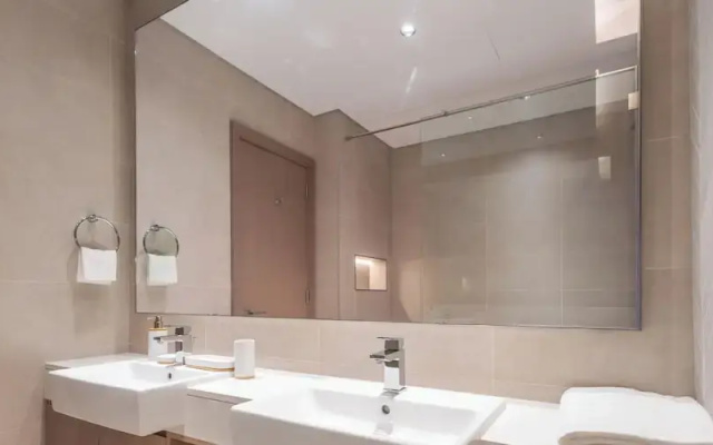LUX The Burj Khalifa Lagoon View Suite 5