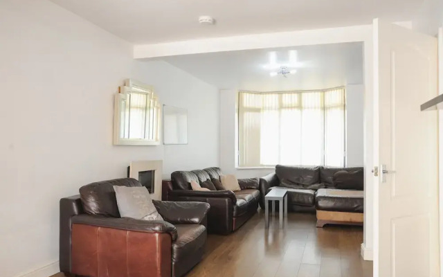 Room in Guest Room - Beautiful Room in Coventry